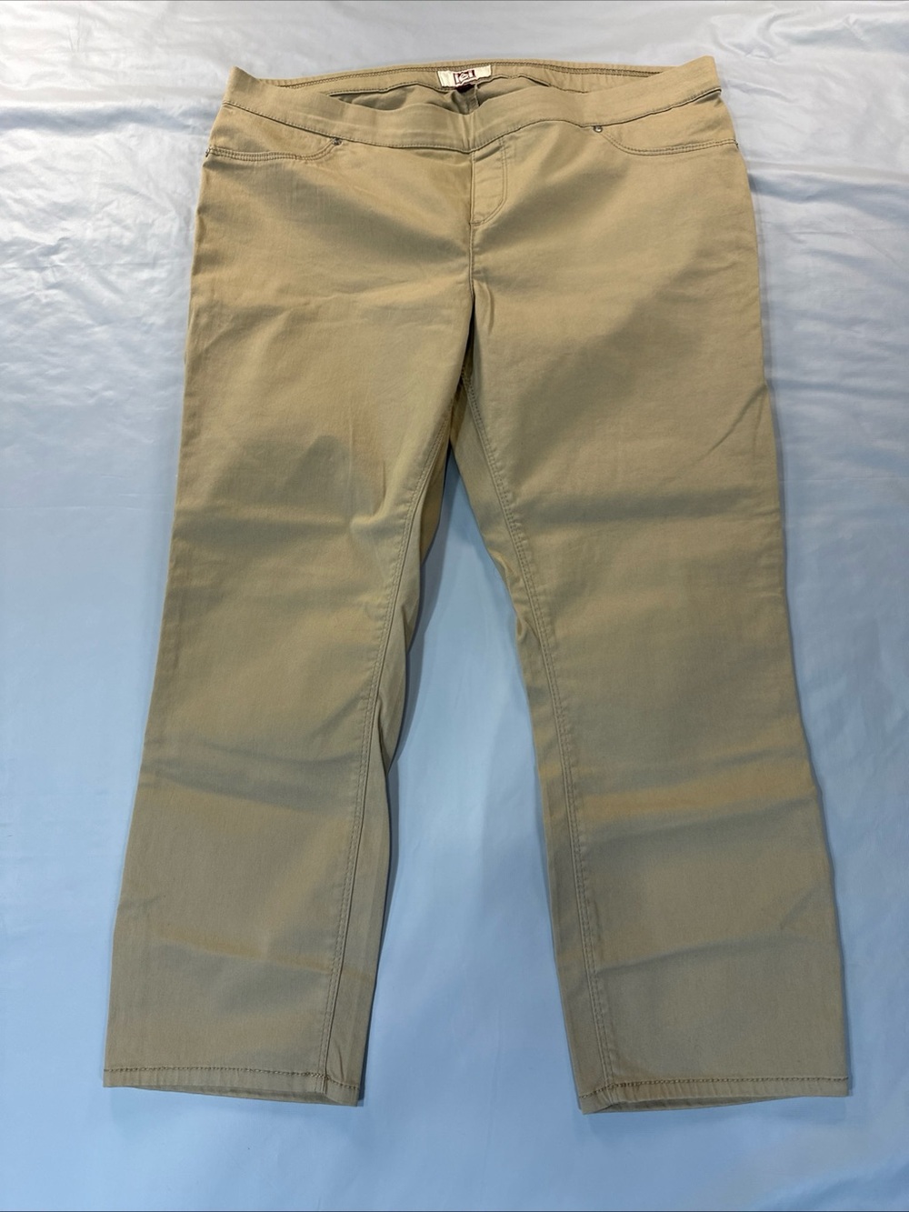 lei Women's Ankle Crop Pants in Khaki